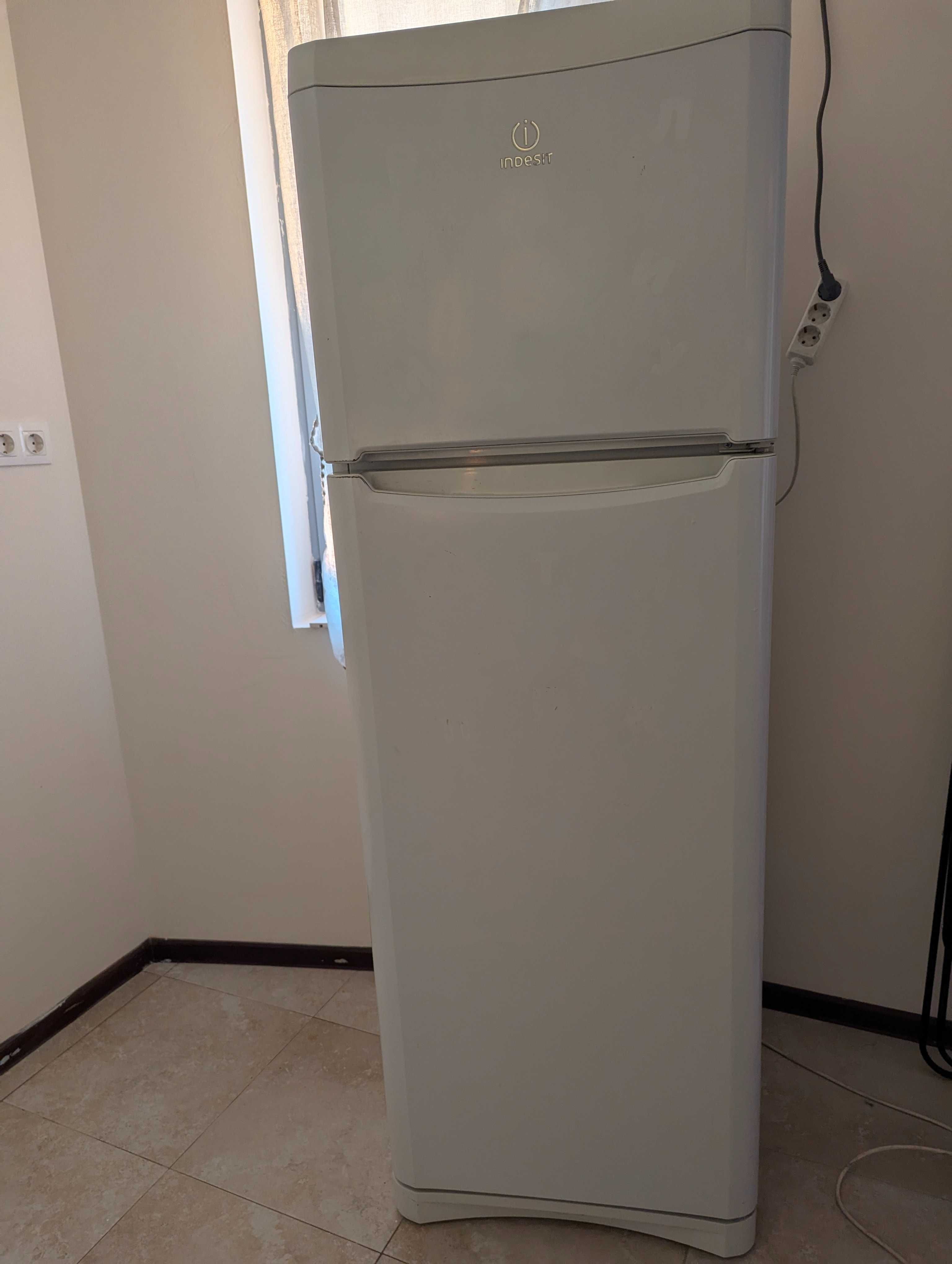 Работещ хладилник Indesit с фризер