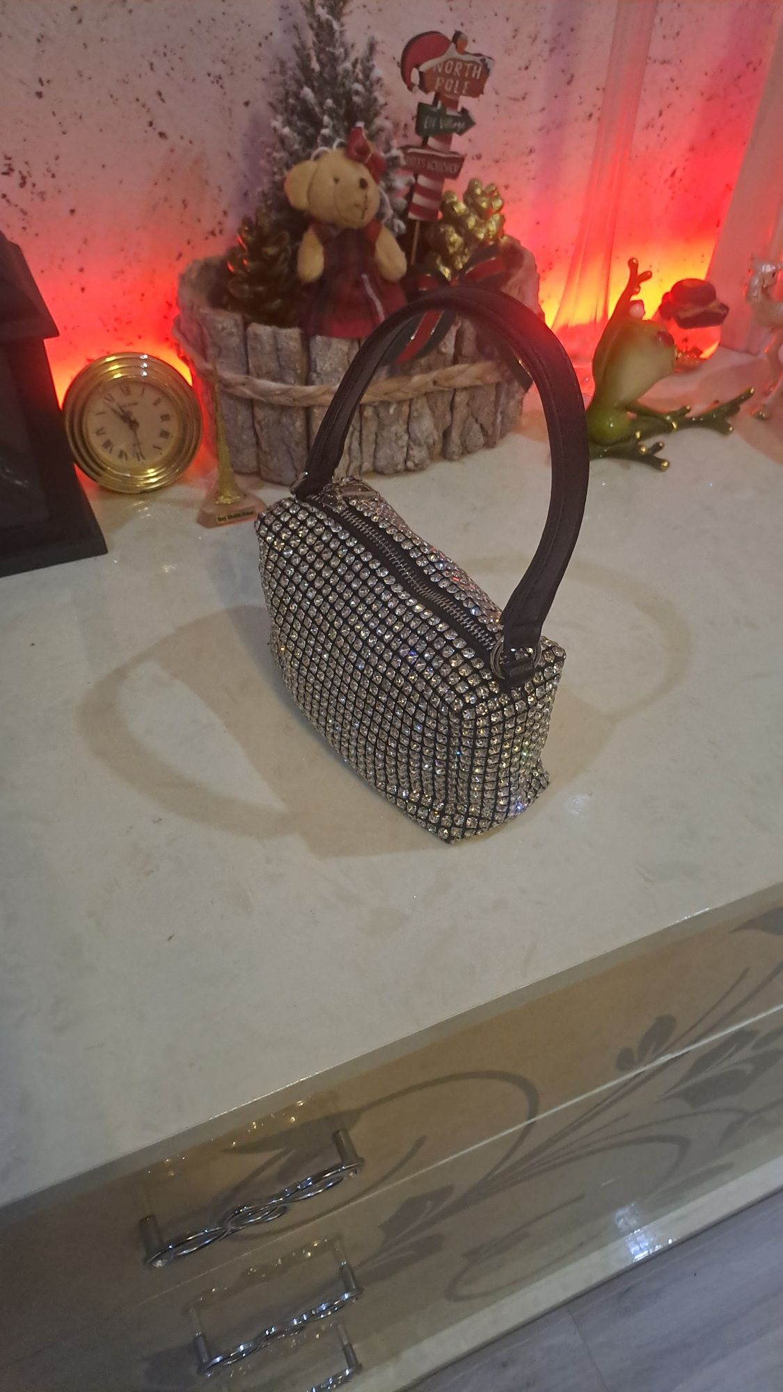 Дамска чантичка с камъни