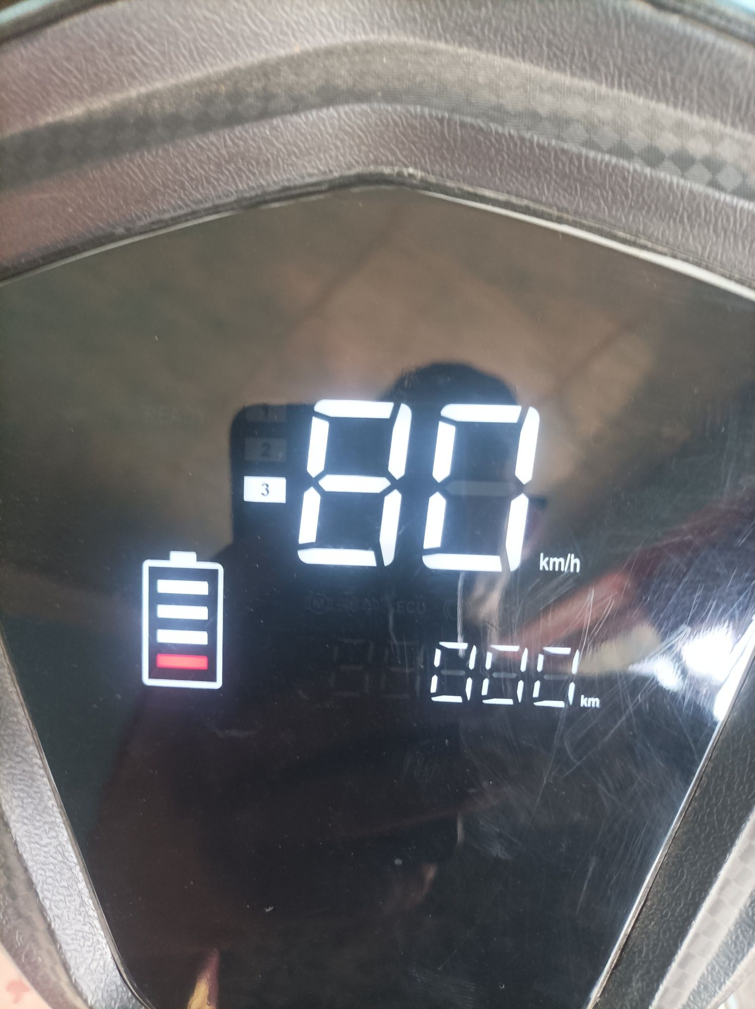 Tesla skutr sotiladi 800$ xolati ideal .200km yurgan. tezligi 80.