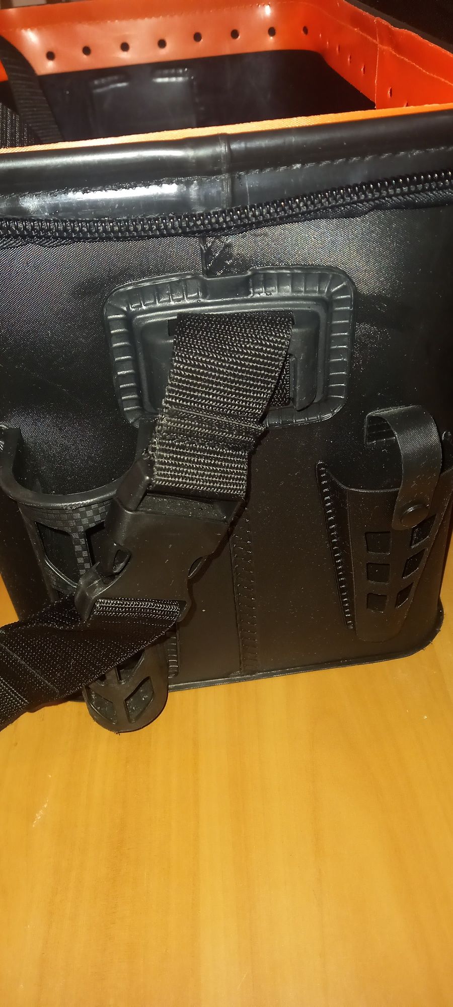 Продавам риболовна чанта SAVAGE GEAR 25L.