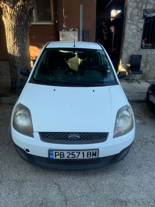 Продавам Форд фиеста