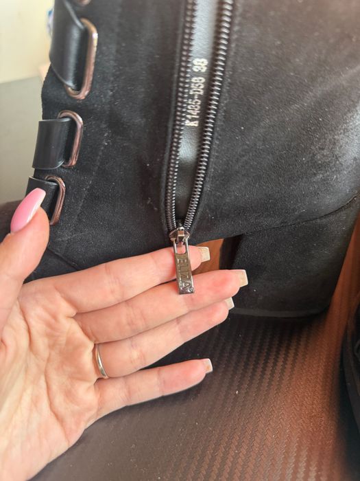 Велурени боти на ток