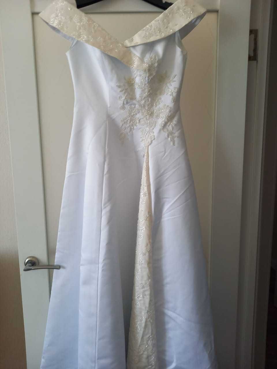 Платье свадебное с фатой, размер 44-46. Находимся в ЖК Миллениум Парк