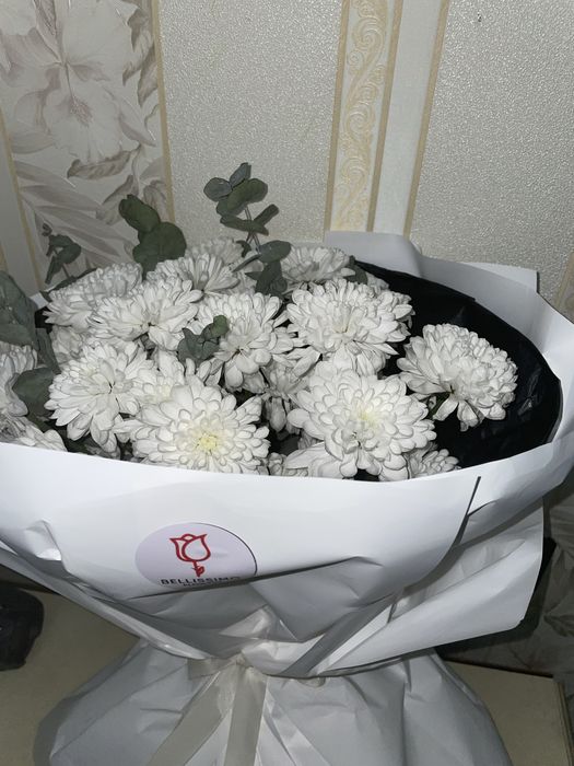 белые хризантемы.