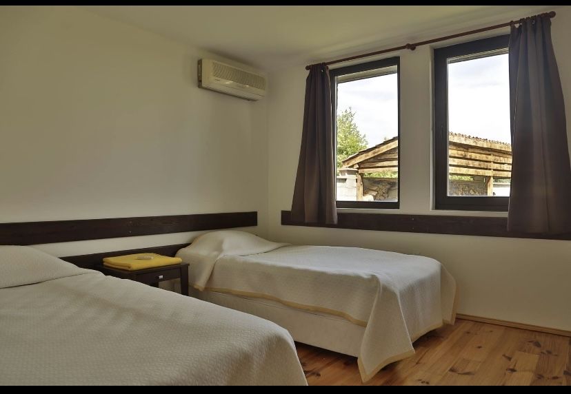 Дава се под наем Къща в с. Юнец, Област Варна - 180 кв.м за 150000 € - Снимка #3