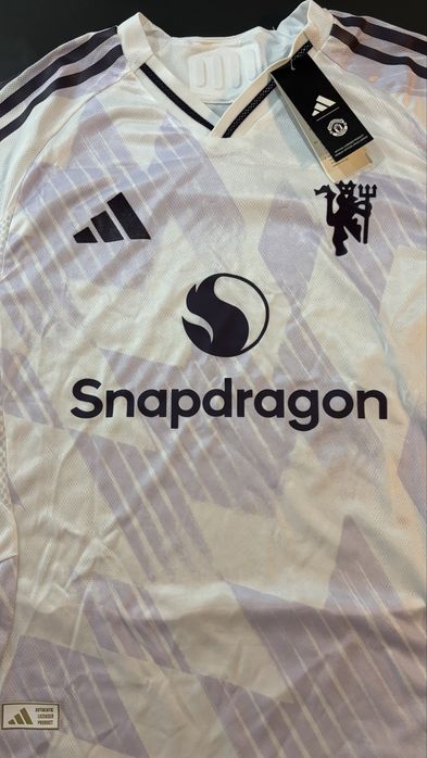 Футболен екип на Манчестър Юнайтед сезон 2025/2026