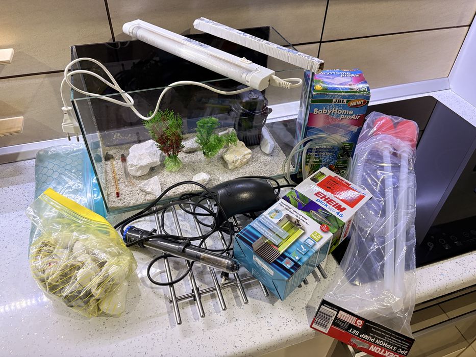 Acvariu 20 L cu diverse accesorii incluse
