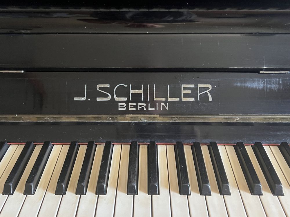 Продавам класическо немско пиано J SCHILLER  BERLIN