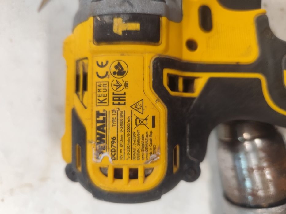 Безчетков акумулаторен винтоверт Девалт Dewalt DCD796