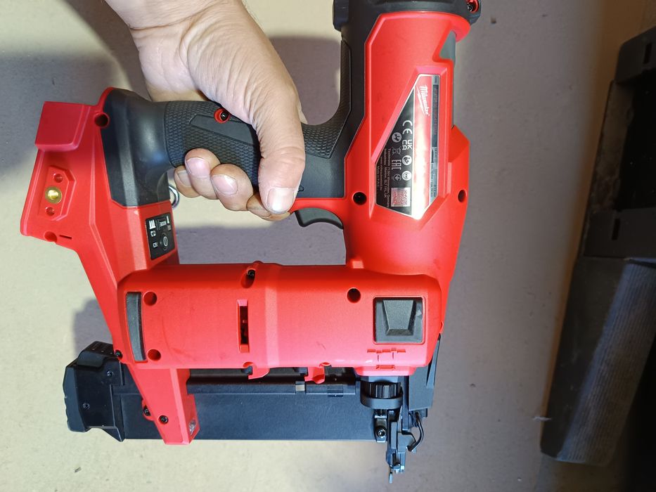 Pistol cuie milwaukee 18v brushless nou