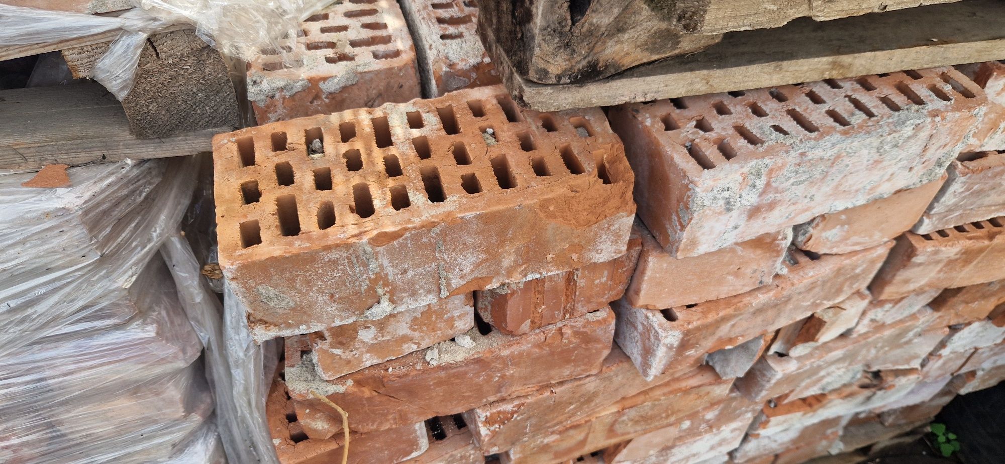 Vand cărămida din demolări