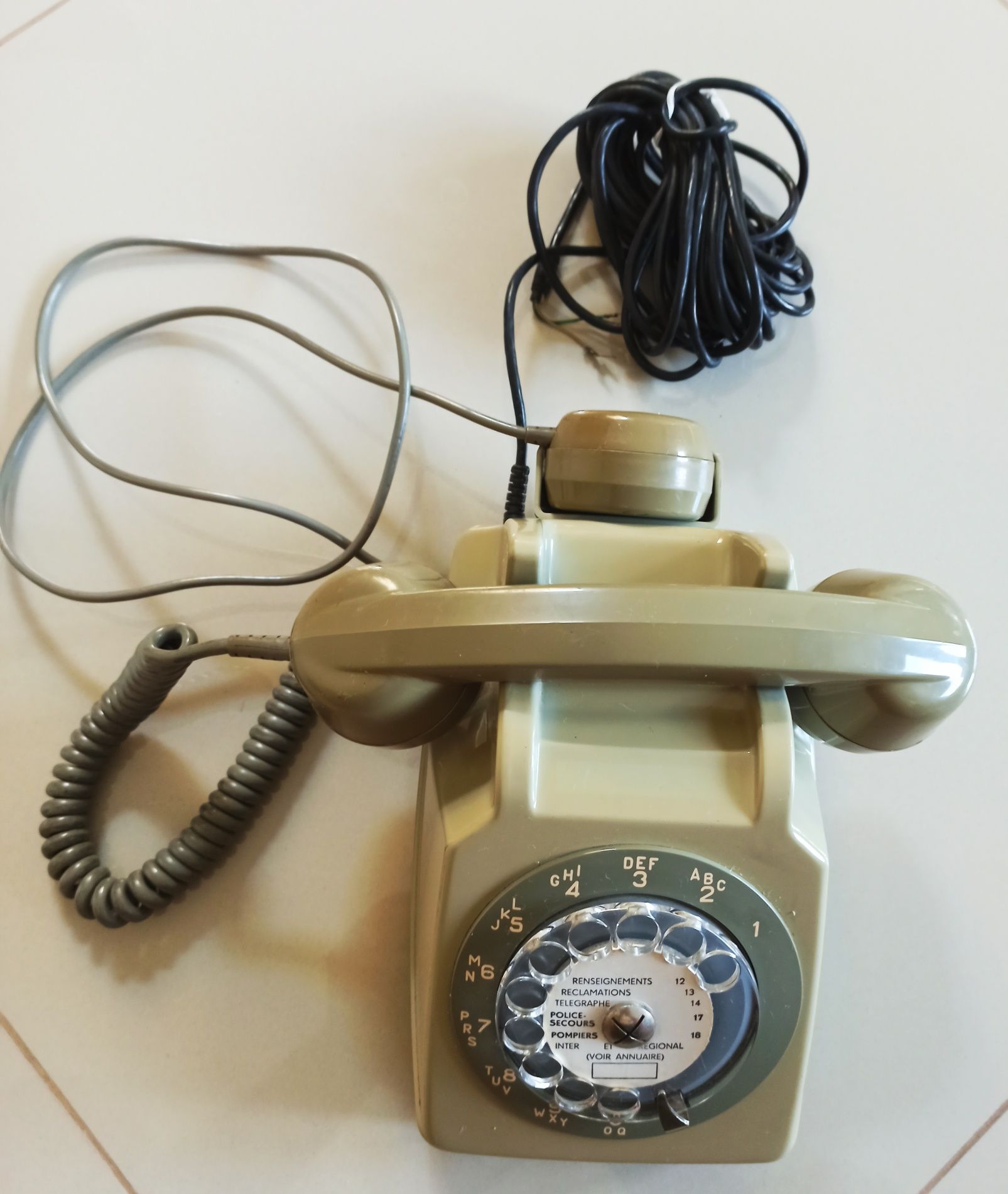 Telefon de colectie folosit de Politia Nationala din Franța