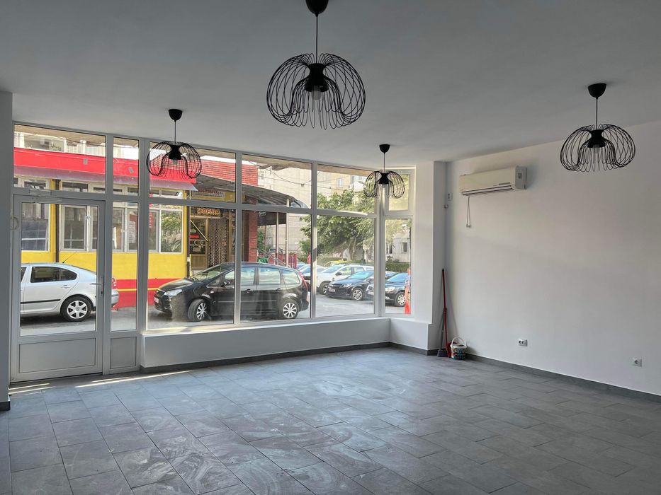 Închiriez spatiu comercial  zona Piata Noua