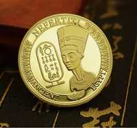 Монета на Нефертити с пирамида и жена скрила от другата страна.