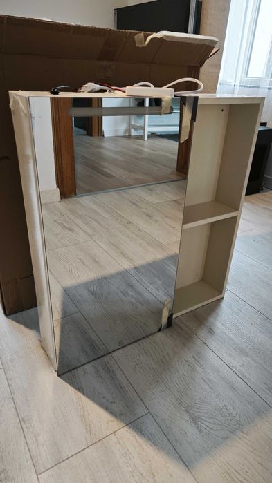 Продавам горен шкаф за мивка за баня