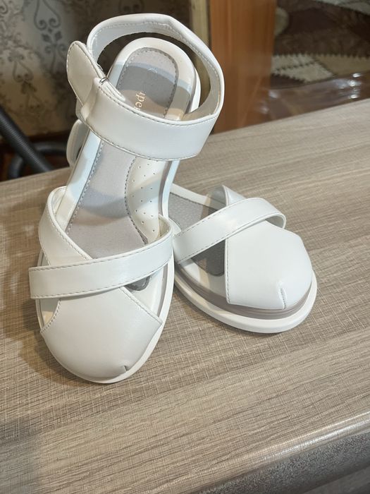 Продам сандали новые