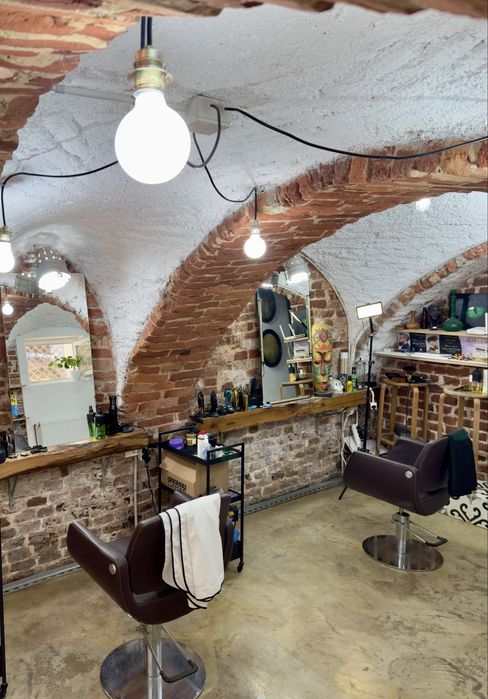 Chirie post de lucru/scaun coafor sau frizerie! Zonă centrală!