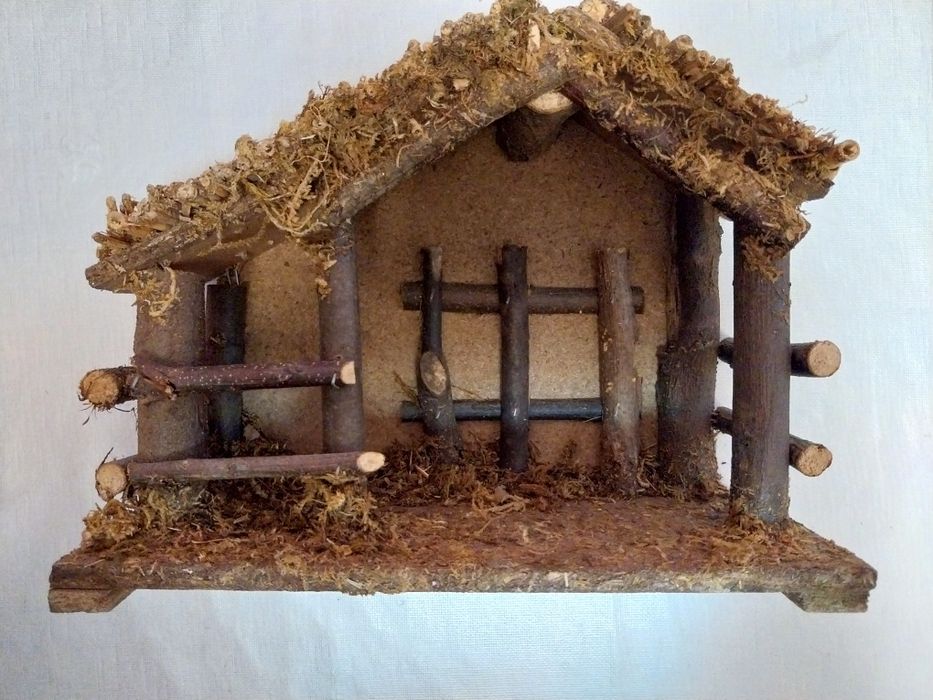 Старинна ,дървена къща/ясла / за Рождество Христово с фигури