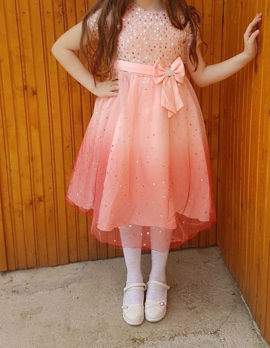 Розова детска рокля с пайети