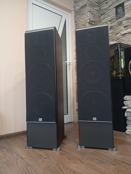 Най-големият модел от серията JBL ES-100