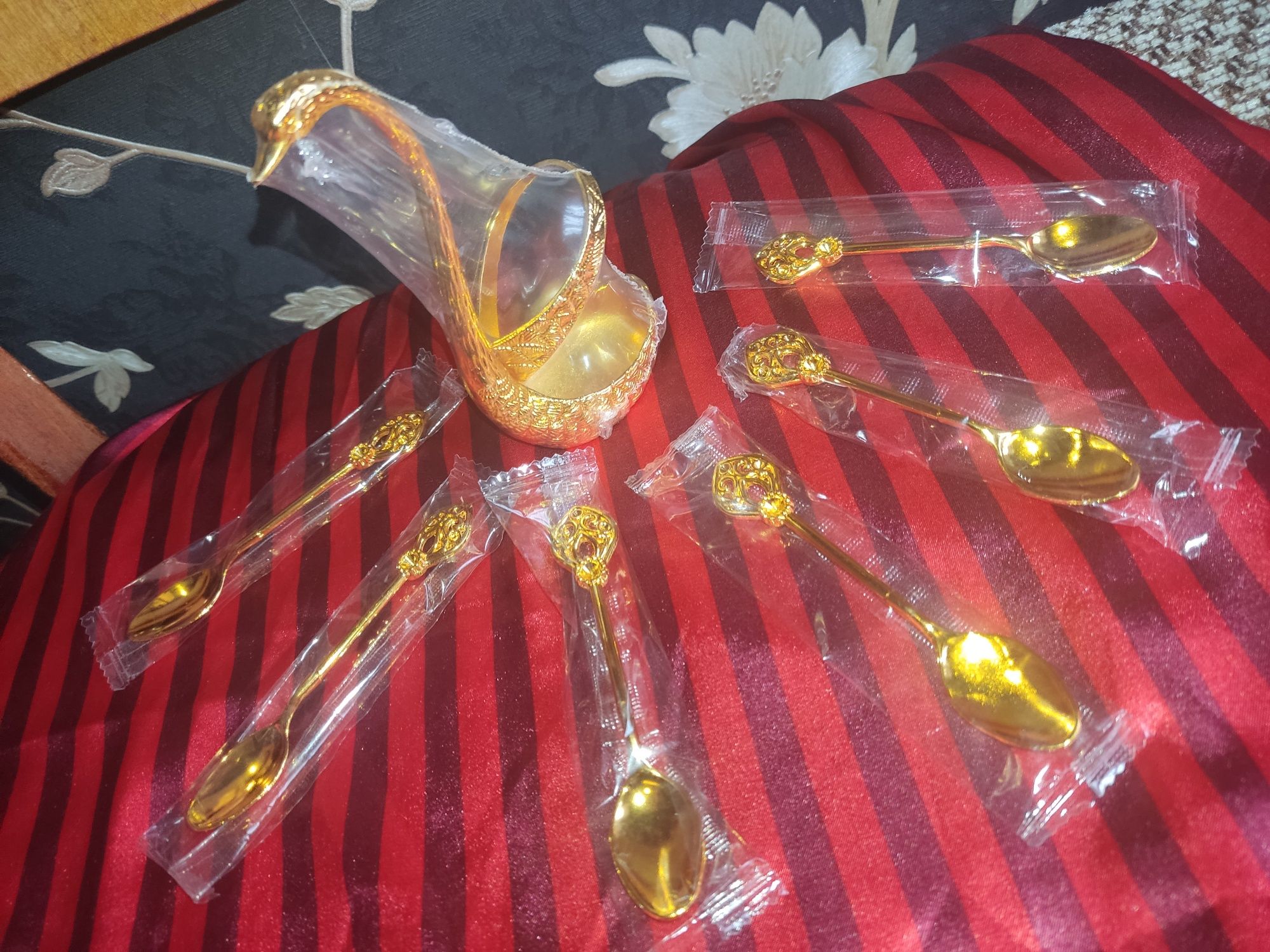 Роскошная золотая подставка лебедь с маленькими чайнымиложками