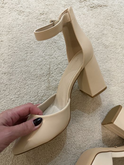 Бежови обувки на ток, размер 39