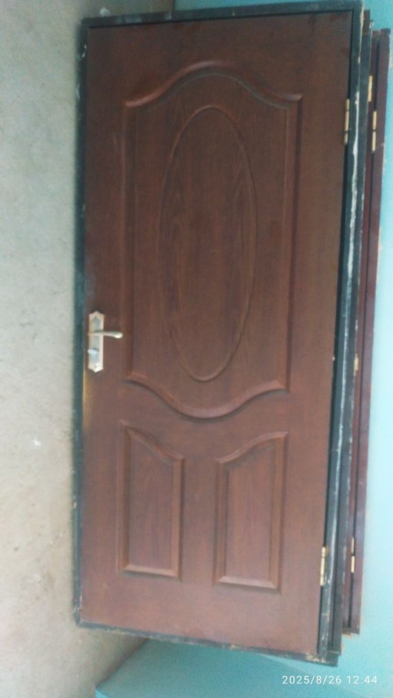 Eshiklar Mdf b/u lekin xolati yaxshi