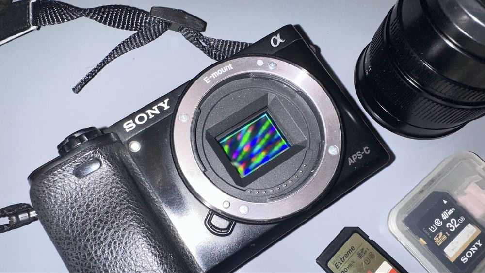 Sony a6000 комплект с 3 обектива и аксесоари