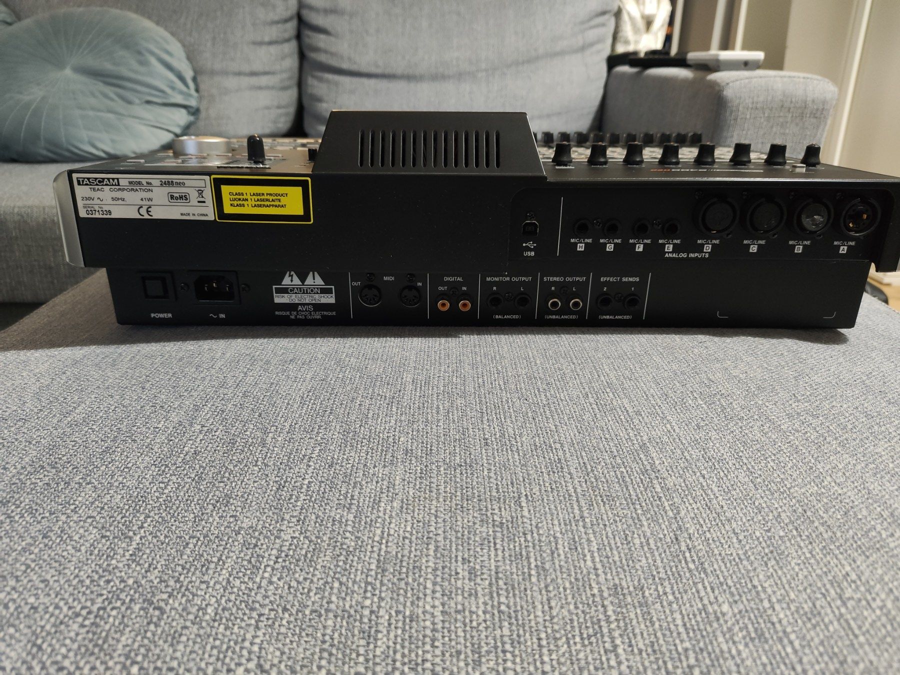 Студиен рекордер Tascam 2488neo; студиен микрофон Presonus M7; стойка