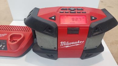 Milwaukee, радио+зарядно +батерия