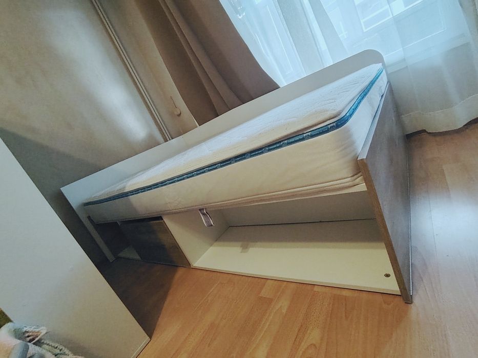 Легло с еднолицев матрак