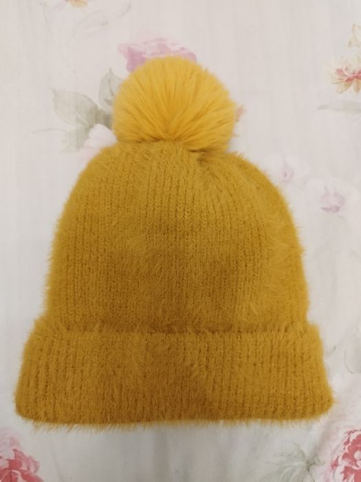 Жълта зимна шапка