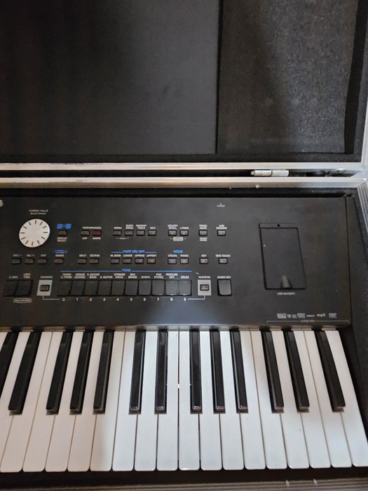 Roland BK 9 arata și funcționează foarte bine