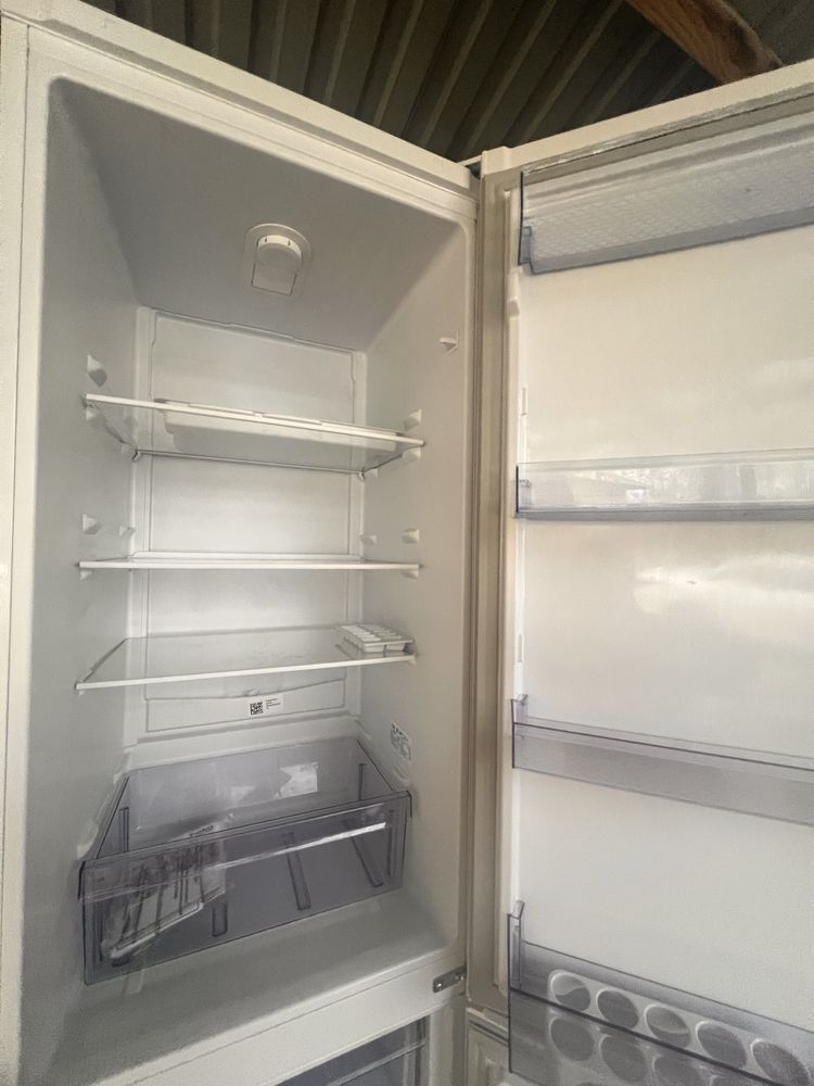 Холодильник почти новый. Пользывались пол года. Все документы есть.