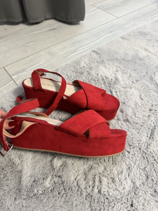 Sandale roșii.