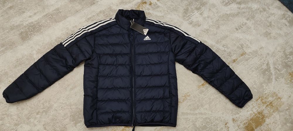 Продаётся куртка Adidas.