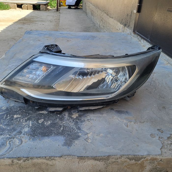 Киа рио передни фар . год 2015