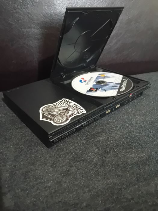 Vând consola de jocuri playstation 2