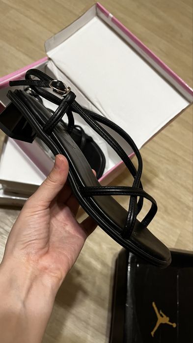 Сандалий на низком каблуке — 38 размер — 2000 тг