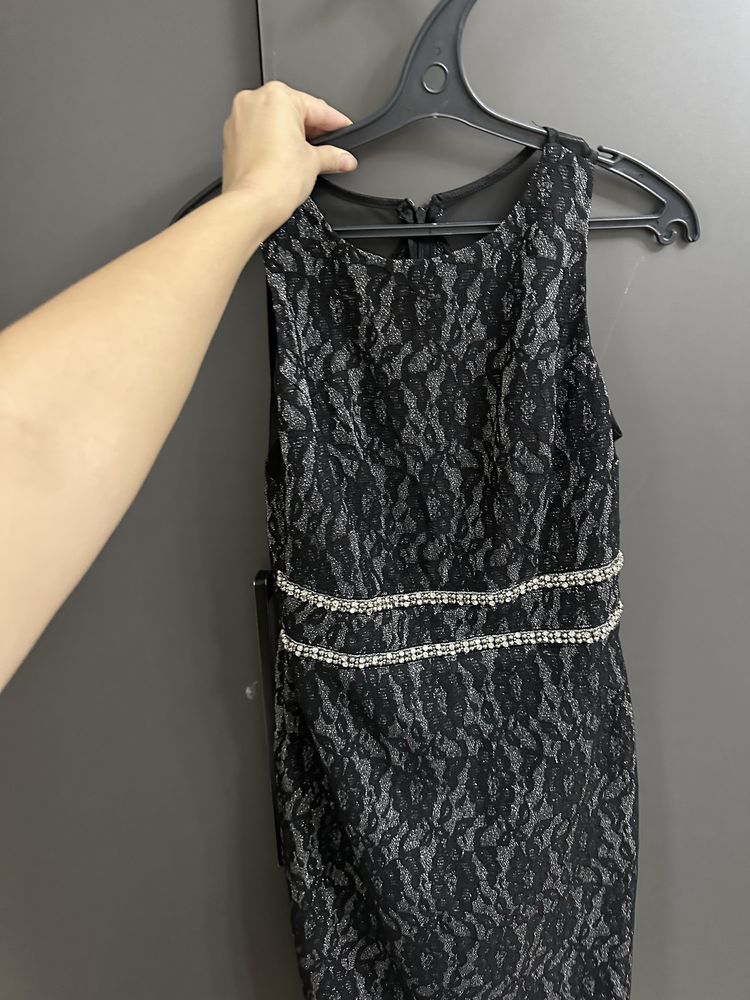 Платье  черно серое   с камнями  по талии классика