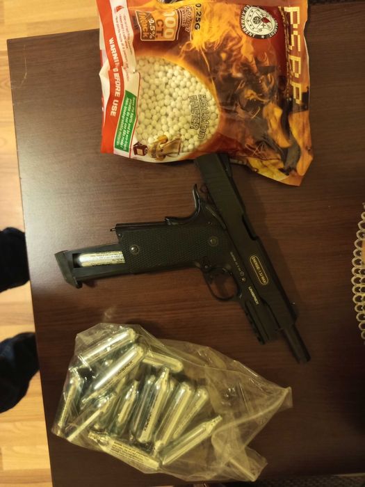 Vând pistol airsoft full metal