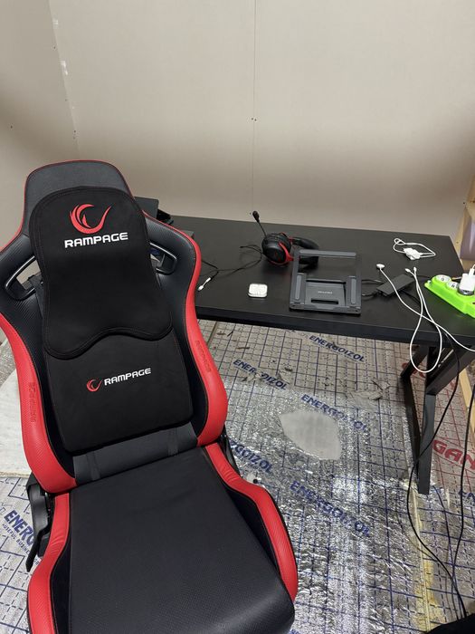 компьютерный стол // компьютерный кресло // наушник hyper x //earpods