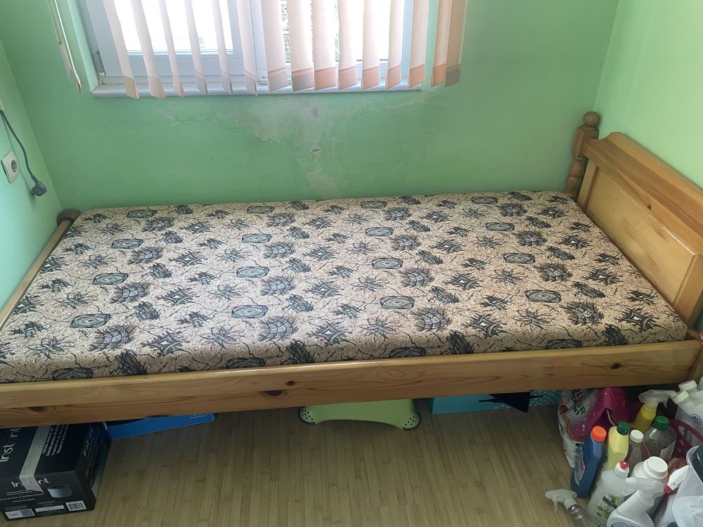 Продавам легло с матрак