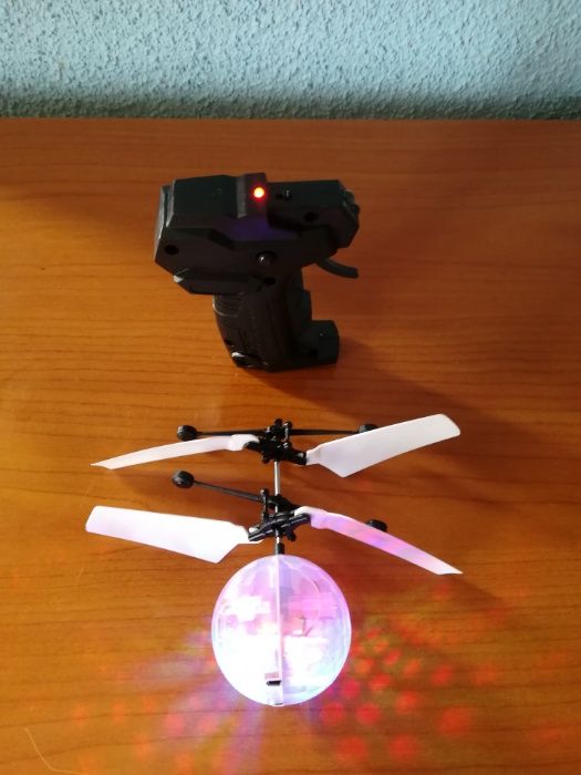 Bila disco zburatoare "Powerful levitating sphere"