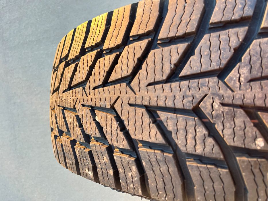 Продавам зимни гуми NOKIAN 225/70R15C Snowproof C