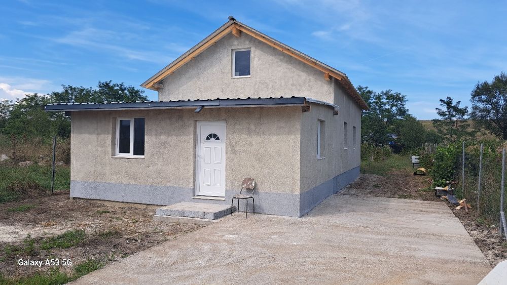 Vand  2 case noi la gri avansat + teren 1500 mp, lângă Sibiu.