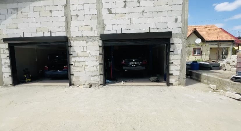 Usi de garaj și rulori din aluminiu .