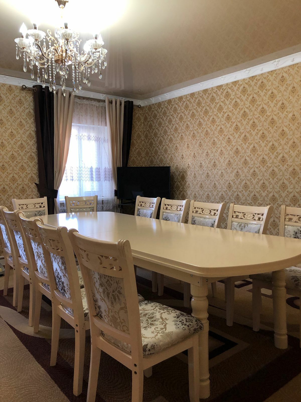 Гостиный стол со 12 стульями