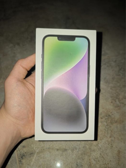 iPhone 14, însoțit de cutie