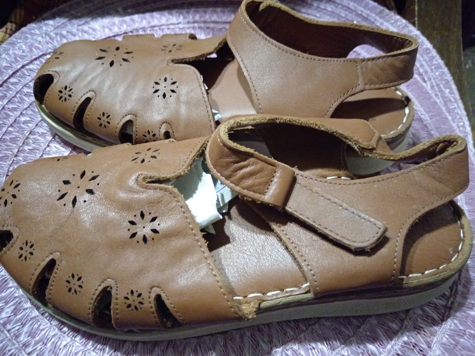 37 номер сандали . Кафяв цвят с затворени пръсти и отворена пета.50лв